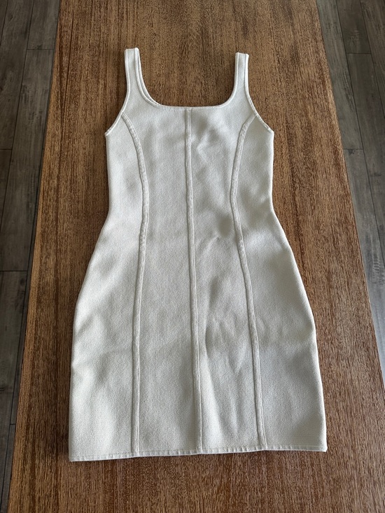 Babaton Dresses & Skirts - EUC Babaton cream tank bodycon dress size small